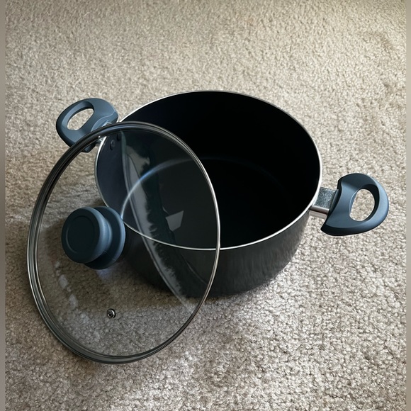 Basic Essentials | Non-Stick Aluminum | 5-qt. covered Dutch oven - Picture 4 of 5